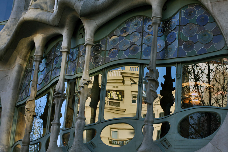 [- En la ventana -] Casa Batlló, Passeig de Gracia, Barcelona (España)