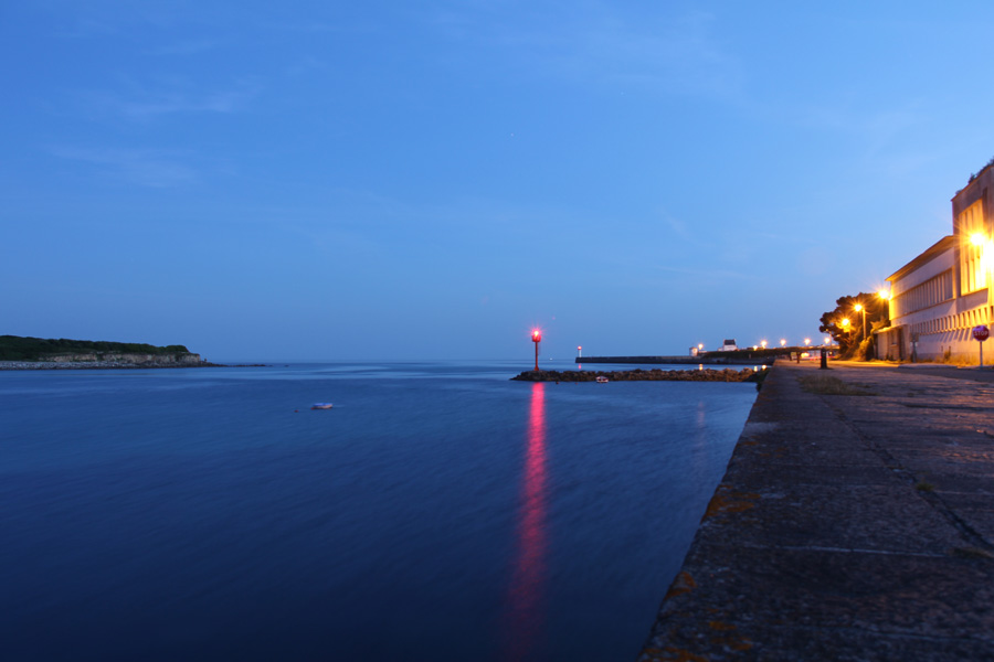 [- Rojo sobre azul -] Audierne, Finistèrre (Francia)