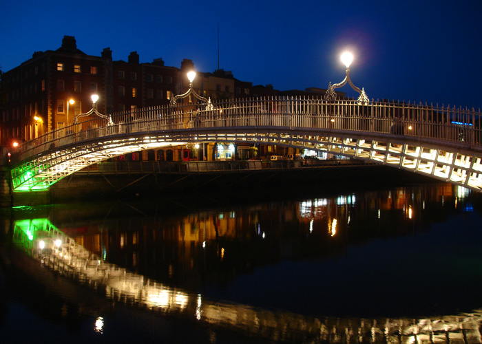 Ha´penny Bridge, Liffey river, Baile Átha Cliath (Irlanda)