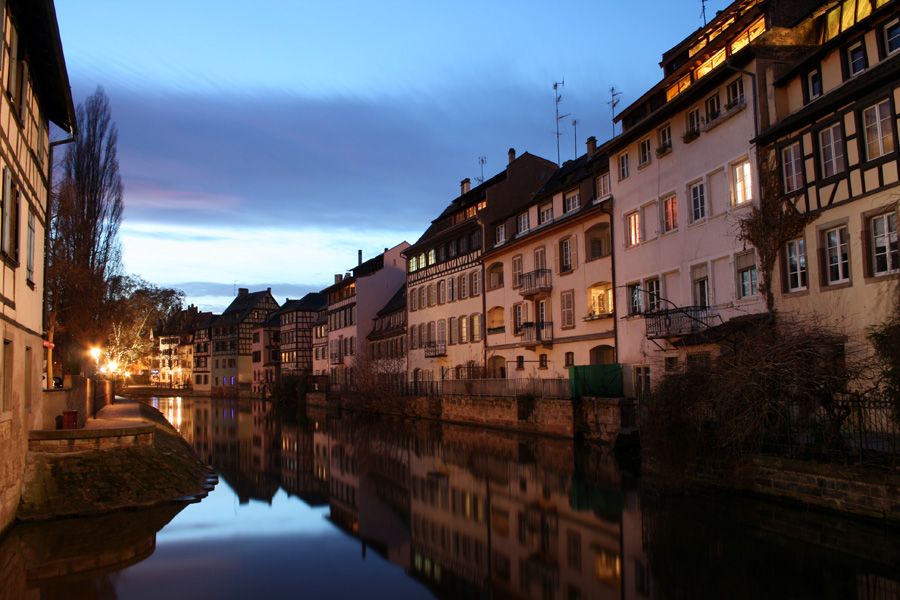 [- son reflet dans l´eau -] Rue des Moulins, Strasbourg, Alsace (Francia)