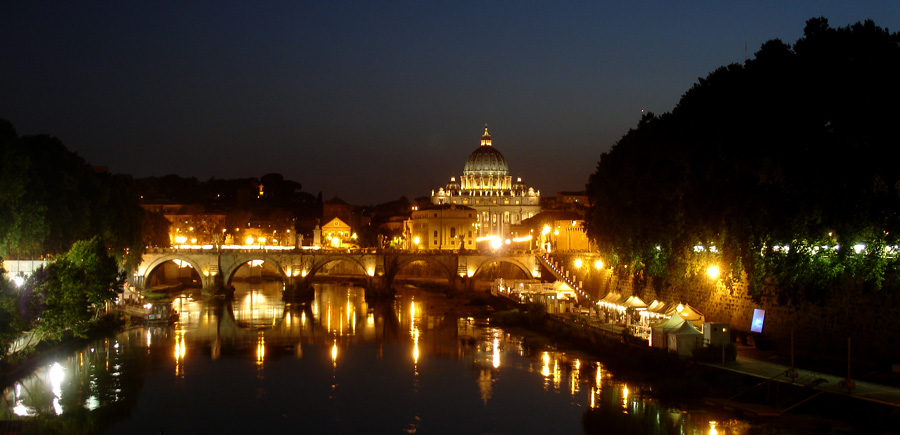 Fiume Tevere, ponte Sant`Angelo e Città del Vaticano, Roma (Italia)