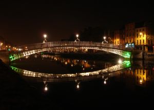 Ha´penny Bridge, Liffey river, Baile Átha Cliath (Irlanda)
