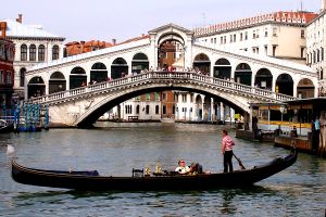 Gondola e il ponte di Rialto, Canal Grande, Venezia (Italia) 