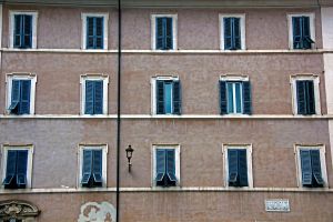 [- Finestre -] Piazza di Santa Maria in Trastevere, Roma (Italia)